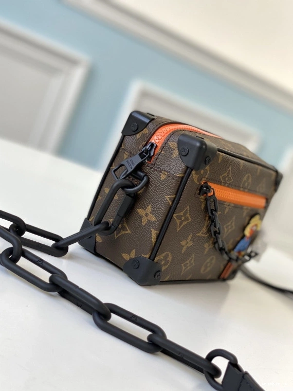 WIS VUITTON LOUIS TRUNK SOFT 1120